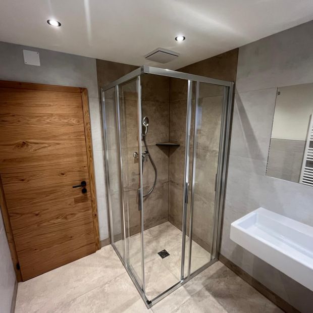 Badezimmer mit Dusche und Waschbecken