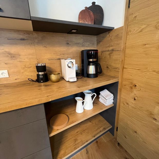 Kaffee-Ecke mit Filtermaschine und Nespressomaschine