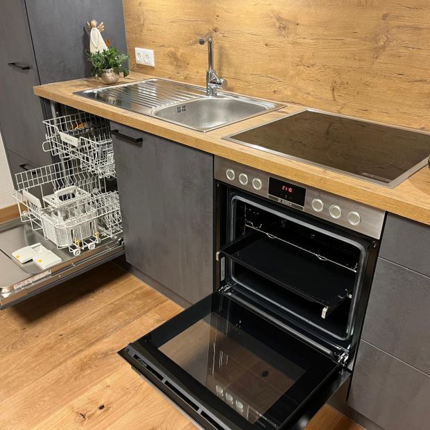 Moderne Küche mit Backofen und Geschirrspüler