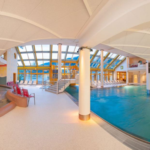 Hallenbad mit Kleinkinderbecken und Whirlpool